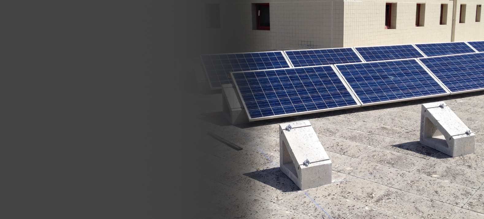 Betonové bloky představují revoluci v montáži fotovoltaických panelů pro rovné střechy a pozemní instalace. Díky nim zabere instalace panelů 1/4 času oproti jiným typům konstrukcí a nevyžaduje žádné zásahy do povrchu střechy. Vyberte si z naší nabídky bloků ty pravé pro vaši fotovoltaiku.